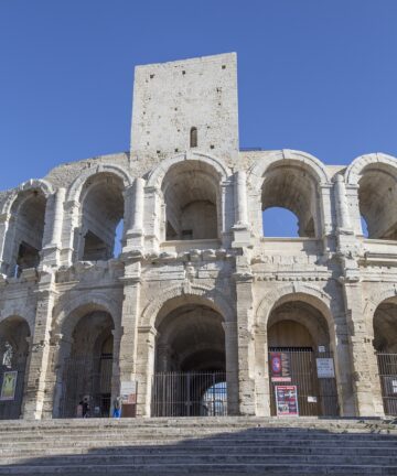 VISIT ARLES